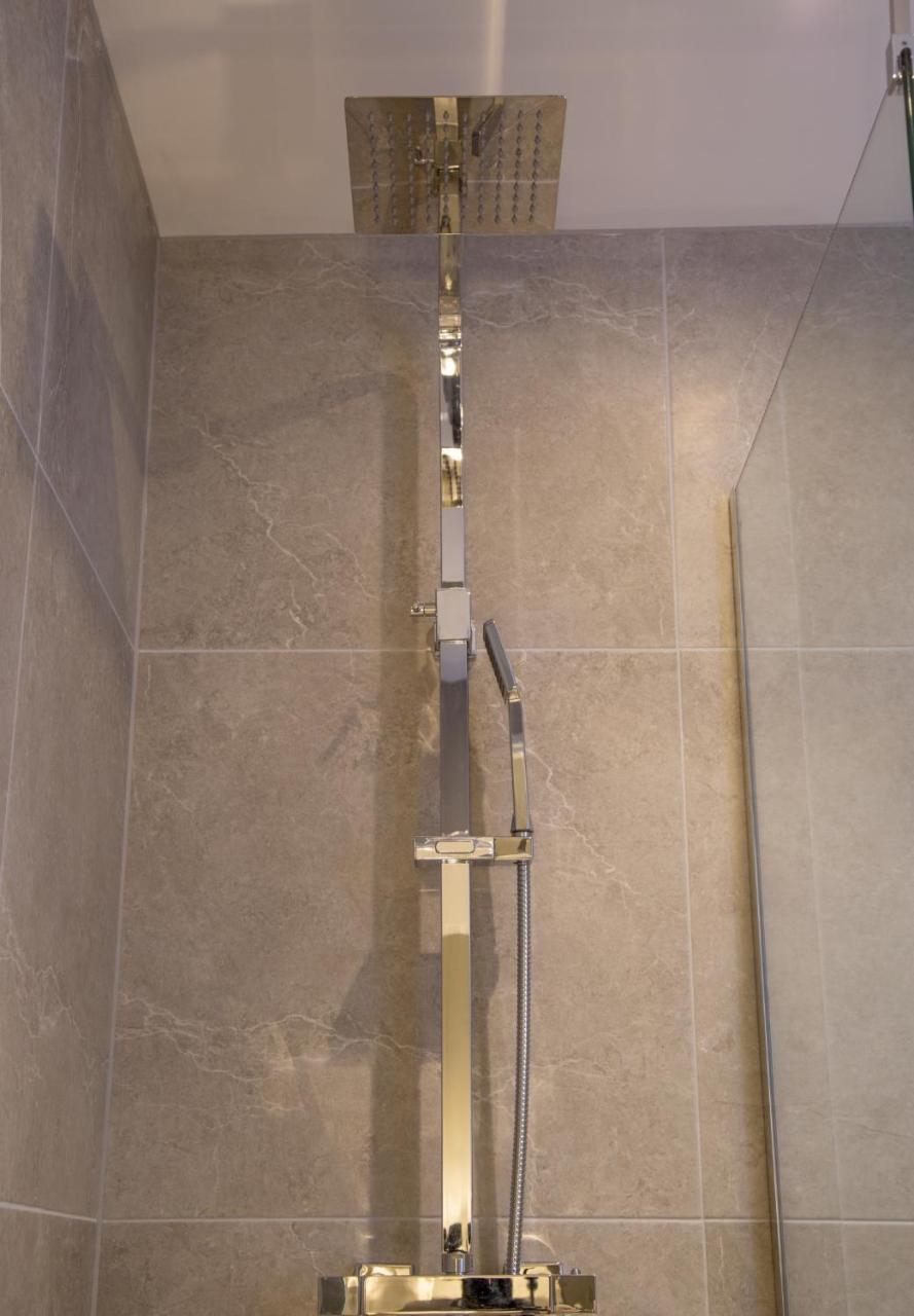 Winckley Stays Preston  Bagian luar foto A shower rail