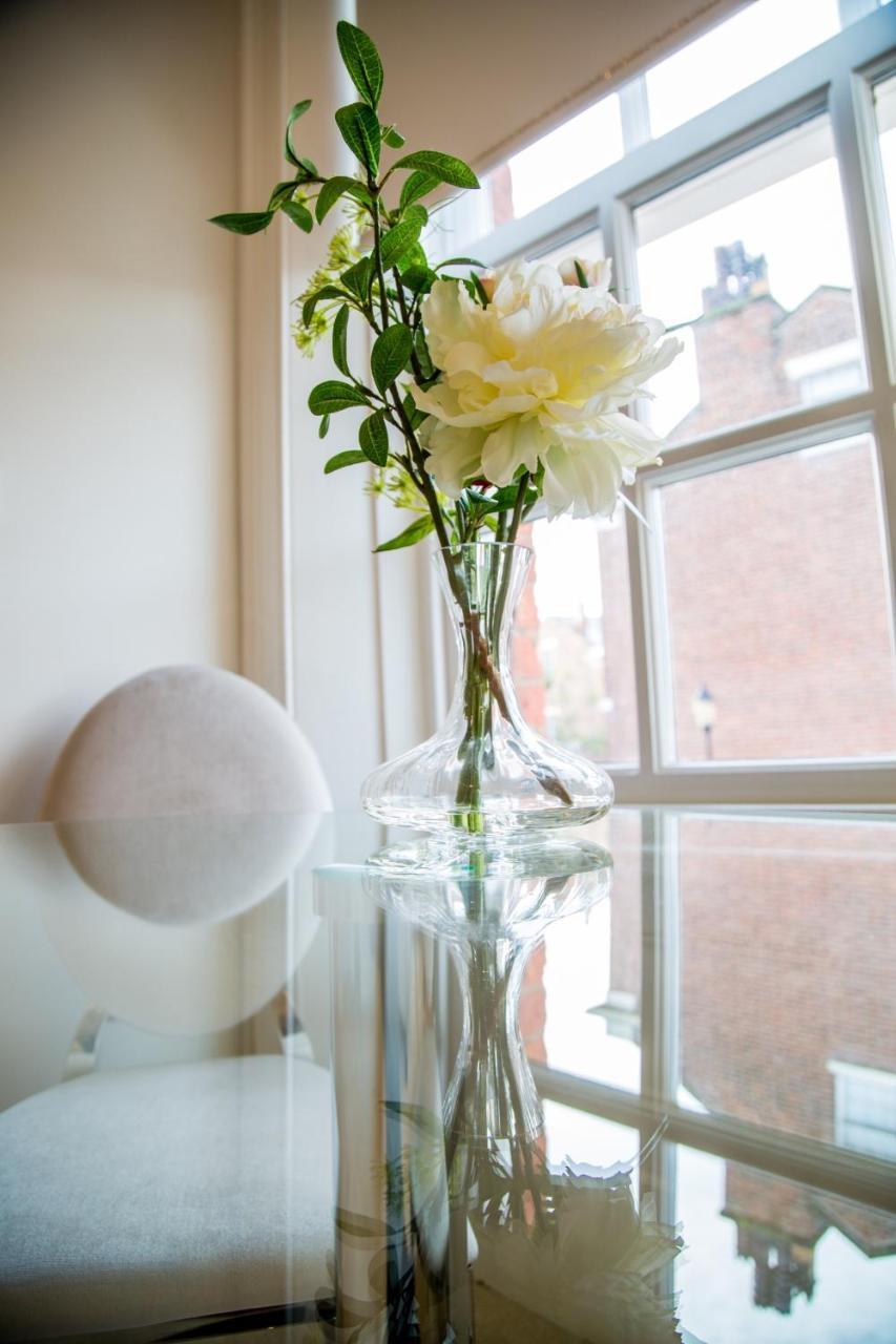 Winckley Stays Preston  Bagian luar foto A vase of flowers