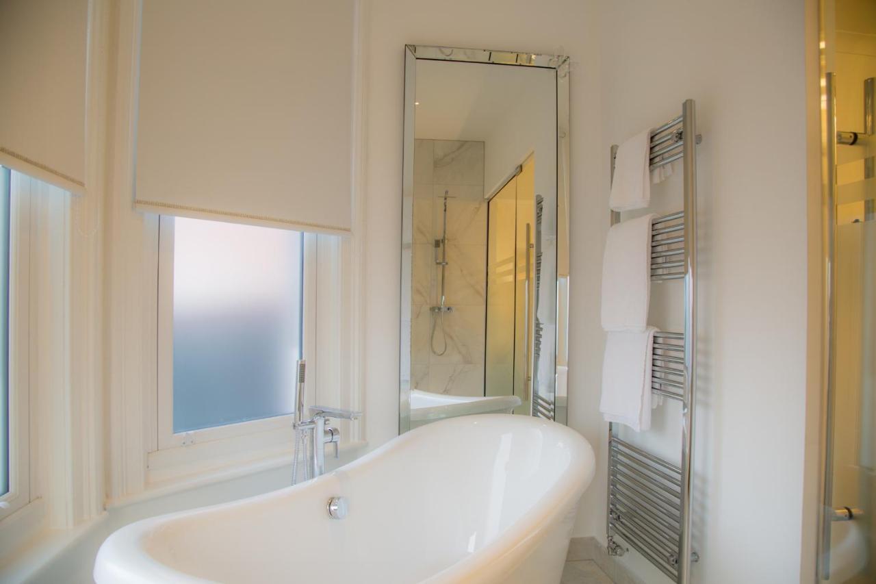 Winckley Stays Preston  Bagian luar foto A modern bathroom