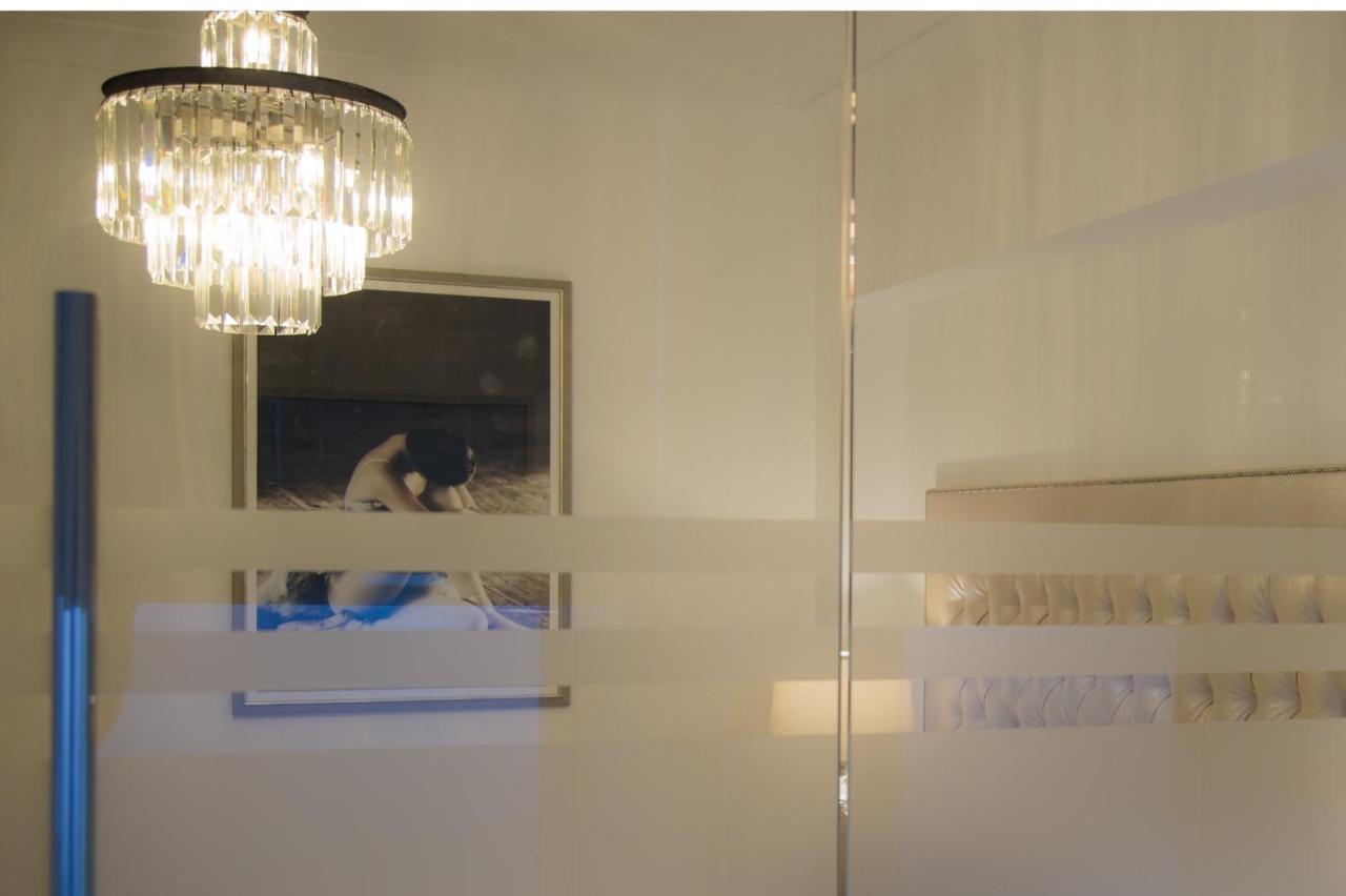 Winckley Stays Preston  Bagian luar foto A glass door