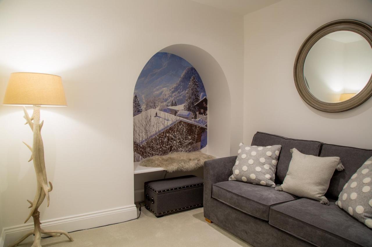 Winckley Stays Preston  Bagian luar foto A wall mural in a living room