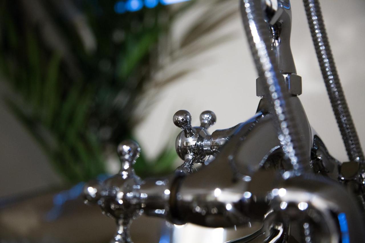 Winckley Stays Preston  Bagian luar foto A shower mixer